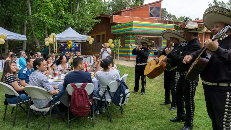Grupo celebrando en las áreas verdes del parque, con música en vivo
