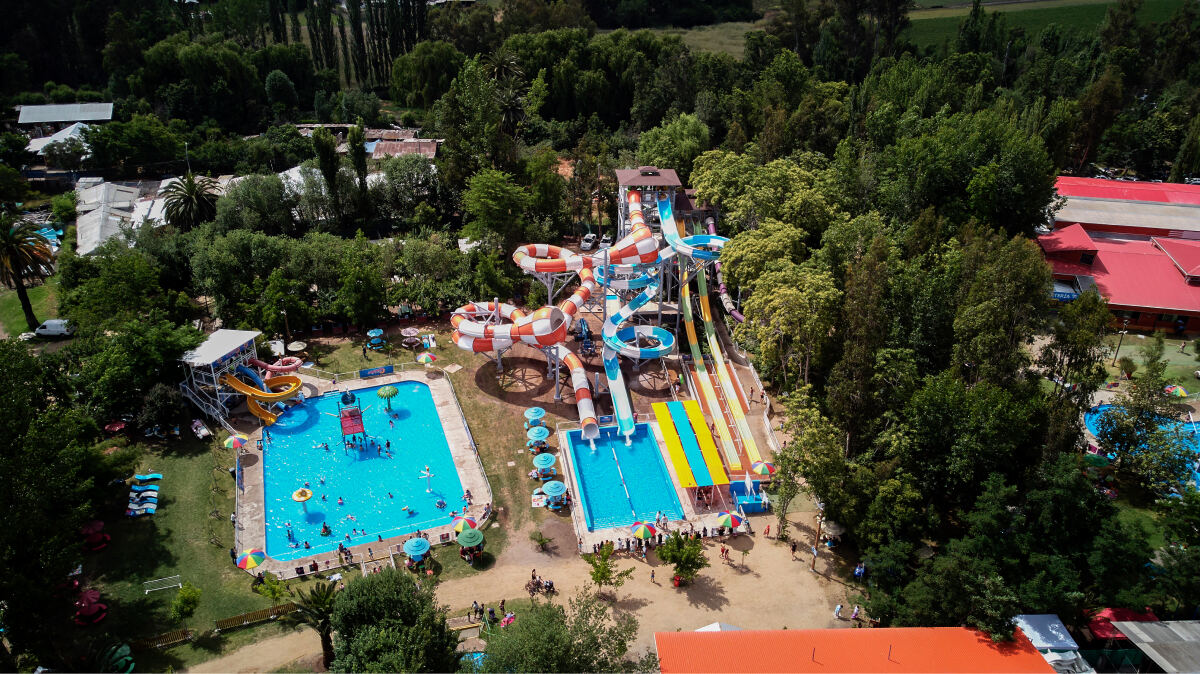 Vista aérea de Acuapark El Idilio, con sus piscinas y toboganes