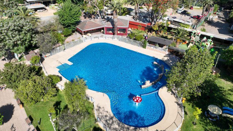 Vista aérea de la piscina Aguas Salvajes con bañistas