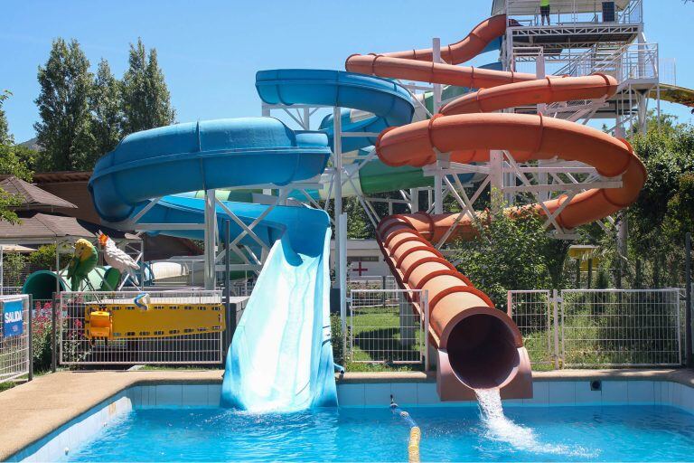 El tubo del tobogán Acuatubo desembocando en la piscina