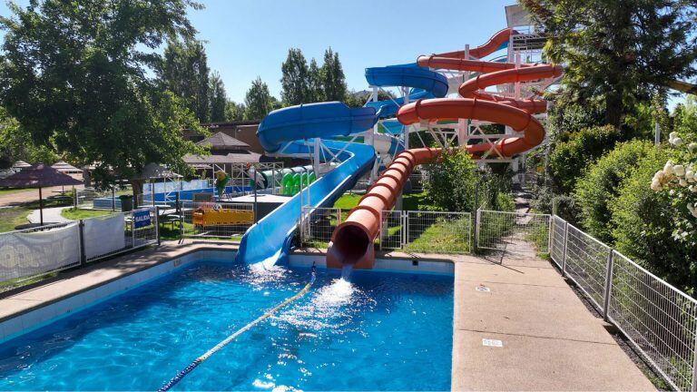 Salida del tobogán Acuatubo sobre la piscina de llegada
