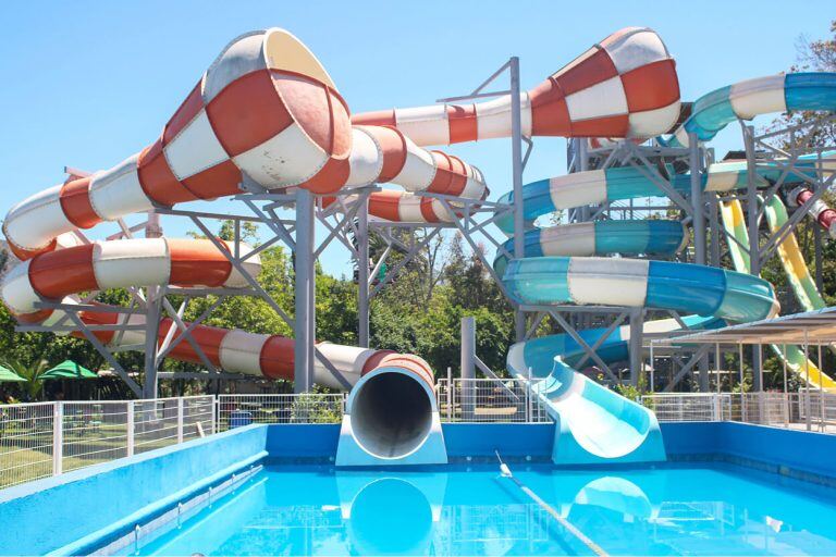 Los tubos anchos del tobogán Family Fun sobre la piscina
