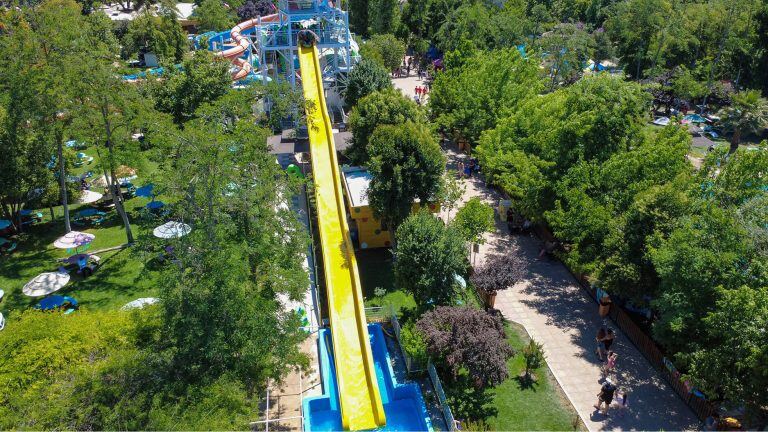 Vista aérea del tobogán Kamilancha entre los árboles del parque