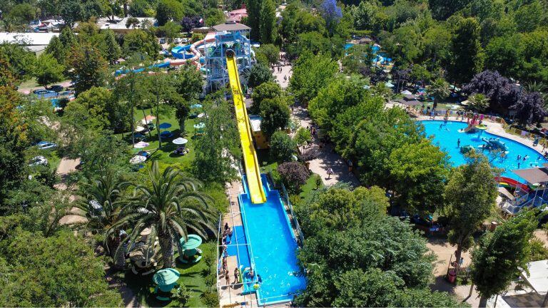 El tobogán Kamilancha desde arriba, con las piscinas al fondo
